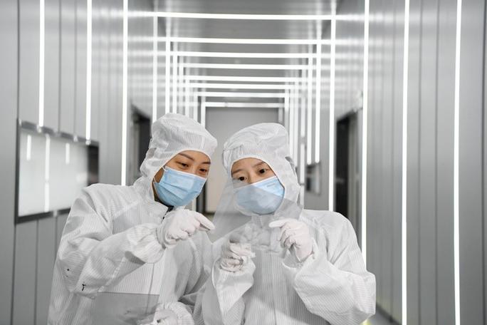 2024年2月21日,在位于安徽合肥的東超科技工廠,技術人員在檢查負折射